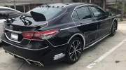 Lạ mắt chiếc Toyota Camry độ thêm cánh gió đuôi khổng lồ, hầm hố