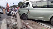 Hà Nội: Toyota Hiace húc đổ cột đèn trên đường Giải Phòng