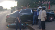 Bình Phước: Tông phải Mercedes-Maybach S560, nam thanh niên bị gãy chân còn S560 bị hỏng cánh cửa