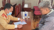 Thanh niên dùng chân điều khiển xe máy đi ngược chiều đường bị xử phạt gần 10 triệu đồng