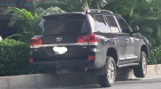 Hà Nội: Toyota Land Cruiser VX mắc kẹt trên dải phân cách