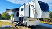 Khám phá motorhome Cardinal Fifth Wheel: Tiện nghi như khách sạn