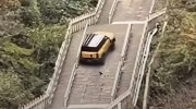 SUV Trung Quốc gặp sự cố khi thử thách leo 