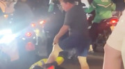 Va chạm giao thông - dừng hành vi côn đồ trước 