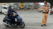 Dự thảo mới quy định: Tài xế khi rẽ trái, rẽ phải hoặc quay đầu phải bật xi nhan liên tục