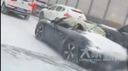 Tài xế nhập viện vì nhiễm lạnh khi lái xe mui trần dưới tuyết