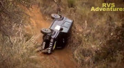 Suzuki Jimny lật ba vòng liên tiếp khi off-road: Xe giữ nguyên kết cấu, tài xế bình an vô sự