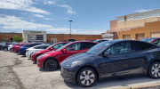 Hàng tồn kho nhiều, Tesla phải thuê sân trung tâm thương mại để chứa xe