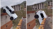 Tài xế may mắn thoát chết sau màn trình diễn lái Lada Niva bay qua hai tòa nhà