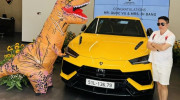 Vợ chồng Đoàn Di Băng đi nhận siêu SUV Lamborghini Urus Performante sau gần 2 tháng 