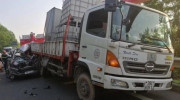 Lái xe ô tô 7 chỗ kẹt cứng sau cú tông đuôi xe tải trên cao tốc Pháp Vân - Cầu Giẽ
