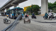 Xe 3 bánh tự chế chạy ngược chiều chở thép xuyên thủng kính xe buýt