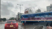 Đầu máy tàu hỏa đến mà gác chắn chưa hạ: Do nhân viên gác chắn chậm trễ