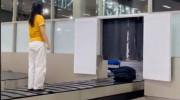 Đã xác minh danh tính và mời nữ hành khách đứng lên băng chuyền sân bay đến làm việc