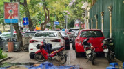 Tràn lan “xẻ thịt” vỉa hè, chiếm lòng đường làm nơi trông giữ, đỗ ô tô