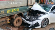 [VIDEO] Gia Lai: Kia K5 vừa ra biển đã nát đầu vì đâm vào đuôi xe tải đỗ ven đường
