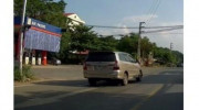 Lái xe ô tô vượt đèn đỏ bị xử phạt từ tin báo của người dân