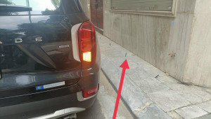 Hà Nội: Đóng đinh trên lề đường quanh nhà để ngăn ô tô đỗ