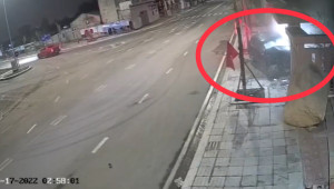 Xe sang lao như tên bắn giữa đêm, tông thẳng vào nhà dân