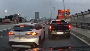 Phạt 2,5 triệu đồng lái xe bán tải vô cớ chèn ép xe khác gây cản trở giao thông