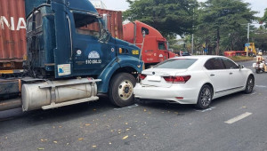 Sài Gòn: Tài xế xe Container tông vỡ đuôi xe sang Lexus LS600hL