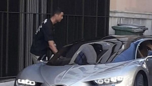 Bắt gặp Cristiano Ronaldo cầm lái Bugatti Chiron: Hai cực phẩm trong một khung hình