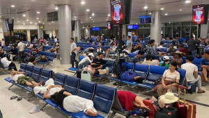 Khách mệt mỏi vì chuyến bay liên tục chậm trễ kéo dài tại Tân Sơn Nhất, nhà chức trách vào cuộc