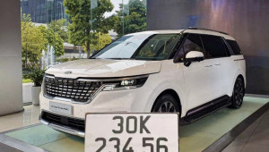 Kia Carnival đeo biển sảnh được để nguyên tại showroom chờ được giá thì bán