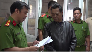 Giám đốc trung tâm đăng kiểm “mù chữ”: Đi làm để trả nợ cho “giám đốc xịn”