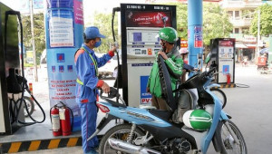 Giá xăng giảm về sát 25.000 đồng/lít