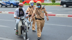 Đề xuất CSGT không phải chào khi dừng xe các đối tượng vi phạm có hành vi thiếu văn hoá