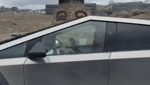 Tài xế đeo Vision Pro khi di chuyển trên đường, để mặc xe Tesla Cybertruck tự lái