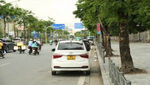 Cảnh sát giao thông xử lý nhiều trường hợp dừng, đỗ xe sai quy định
