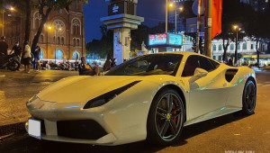Sài Gòn: Dạo phố đêm, Ferrari 488 GTB giá khoảng 16 tỷ vẫn hút trọn sự chú ý của người đi đường