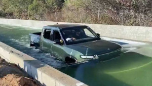 Rivian R1T: Bán tải điện “bơi” dễ dàng qua vùng nước cao gần cả mét.