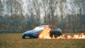 Mercedes-AMG GT 63 S bị chủ xe phóng lửa đốt vì bực mình với đại lý