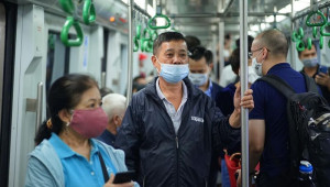 Người dân thích thú trải nghiệm đi tàu Cát Linh - Hà Đông, Bí thư Hà Nội là một trong số khách đầu tiên