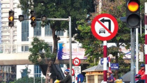 Quy chuẩn 41:2019 cho phép lái xe đi tiếp khi đã đèn vàng trong trường hợp nào?
