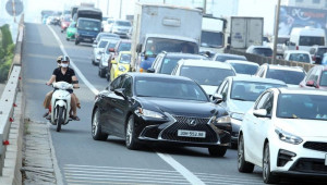 Đi vào làn khẩn cấp, lái xe bất chấp đường cấm và nguy hiểm khó lường
