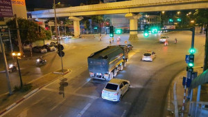 Đoàn xe quá tải chạy rầm rộ trên phố cấm ở Hà Đông