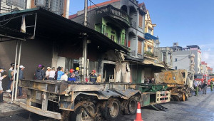 Sau cú va chạm, xe đầu kéo bốc cháy lan vào nhà dân