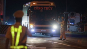 Đo tốc độ, kiểm tra ma túy của lái xe trên cao tốc Hà Nội - Lào Cai