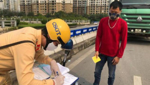 Lái xe tải giở đủ trò 