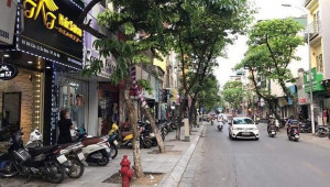 Cấm ô tô lưu thông trên đường Đội Cấn để rào chắn, thảm lại mặt đường