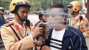 Người đàn ông đi xe máy nhớ đời vì 'không ngờ uống vài chén mà bị phạt nặng thế này'