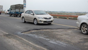 Tháng 7 tới, chi 270 tỷ để sửa chữa hư hỏng mặt cầu Thăng Long