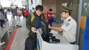 Nam hành khách người Trung Quốc đi máy bay không có visa