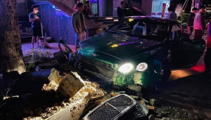 Hà Nội: Xe sang Bentley Continential cày nát vỉa hè trong đêm