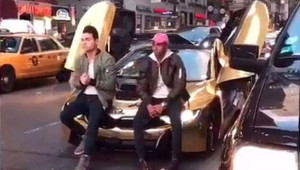 [VIDEO] Youtuber đỗ BMW i8 mạ vàng giữa đường chụp ảnh…bị đập vỡ kính