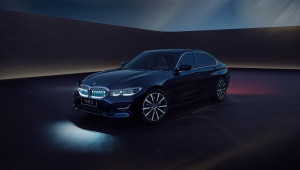 Bản giới hạn BMW 3 Series Gran Limousine Iconic Edition nổi bật với lưới tản nhiệt phát sáng và cần số pha lê